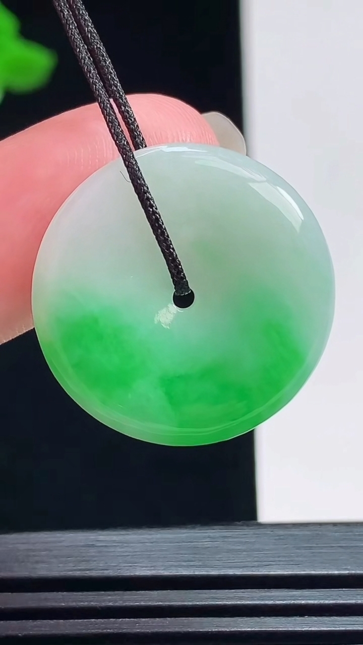 天然A货翡翠平安扣吊坠，尺寸23-3.8 重量:4.36g
7月20日