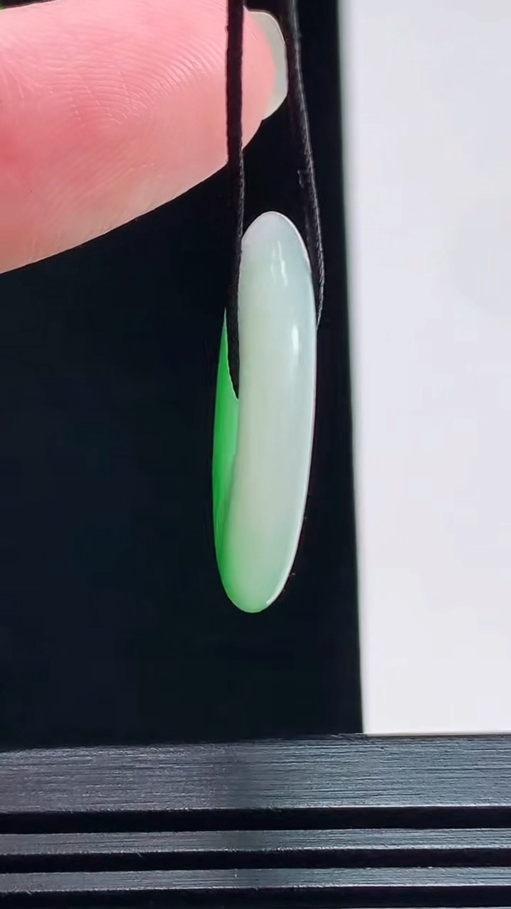 天然A货翡翠平安扣吊坠，尺寸23-3.8 重量:4.36g
7月20日