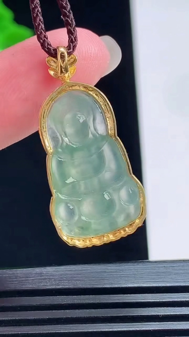 天然A货翡翠正装观音吊坠，尺寸31-15-6，裸石23-14 重量:2.93g
7月20日