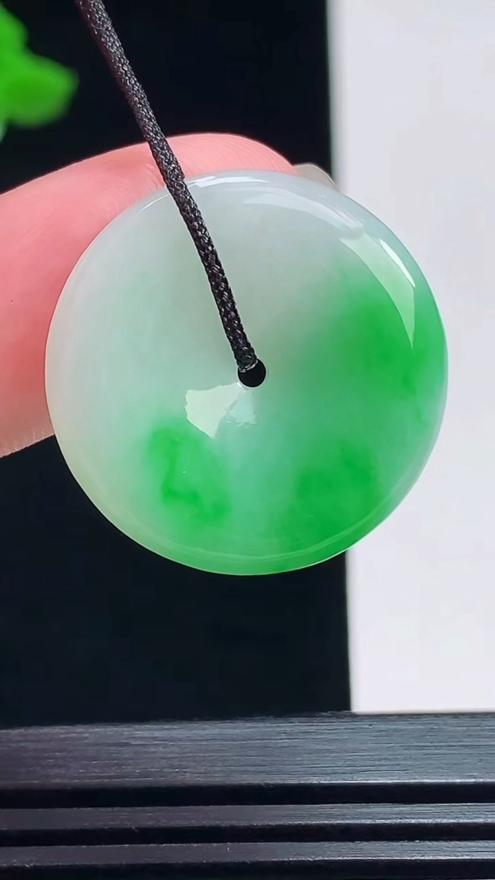 天然A货翡翠平安扣吊坠，尺寸23-3.8 重量:4.36g
7月20日