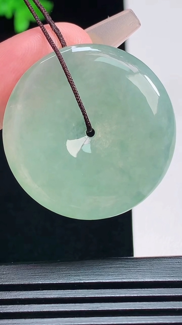 天然A货翡翠平安扣吊坠，尺寸32.2-5.5 重量:12.14g
7月20日