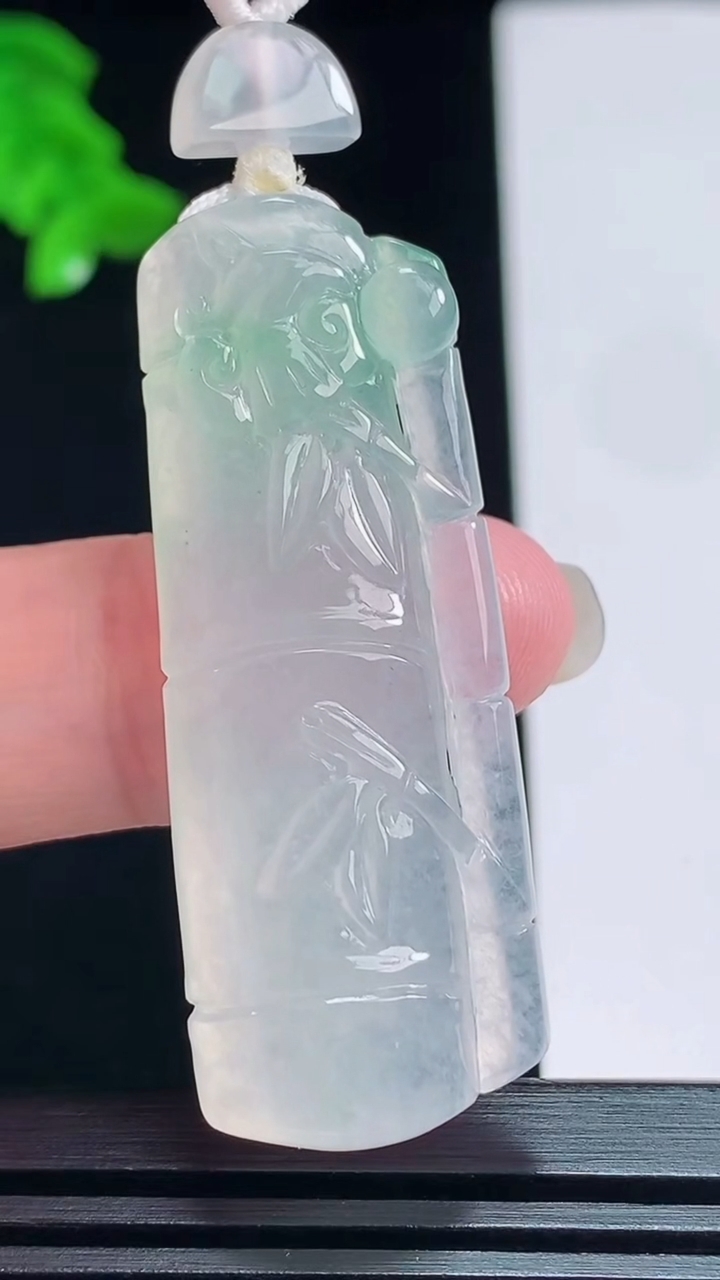 天然A货翡翠节节高升 竹节吊坠，尺寸46.5-17.3-6.8 重量:11.70g
7月20日