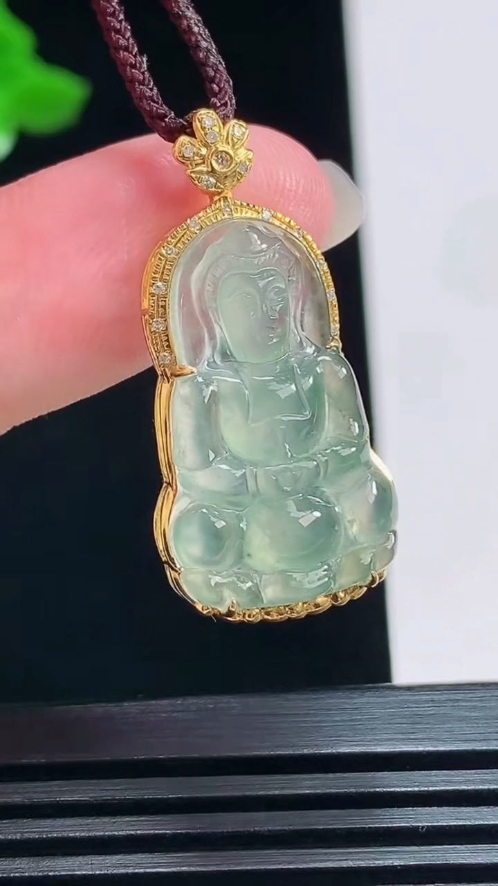 天然A货翡翠正装观音吊坠，尺寸31-15-6，裸石23-14 重量:2.93g
7月20日