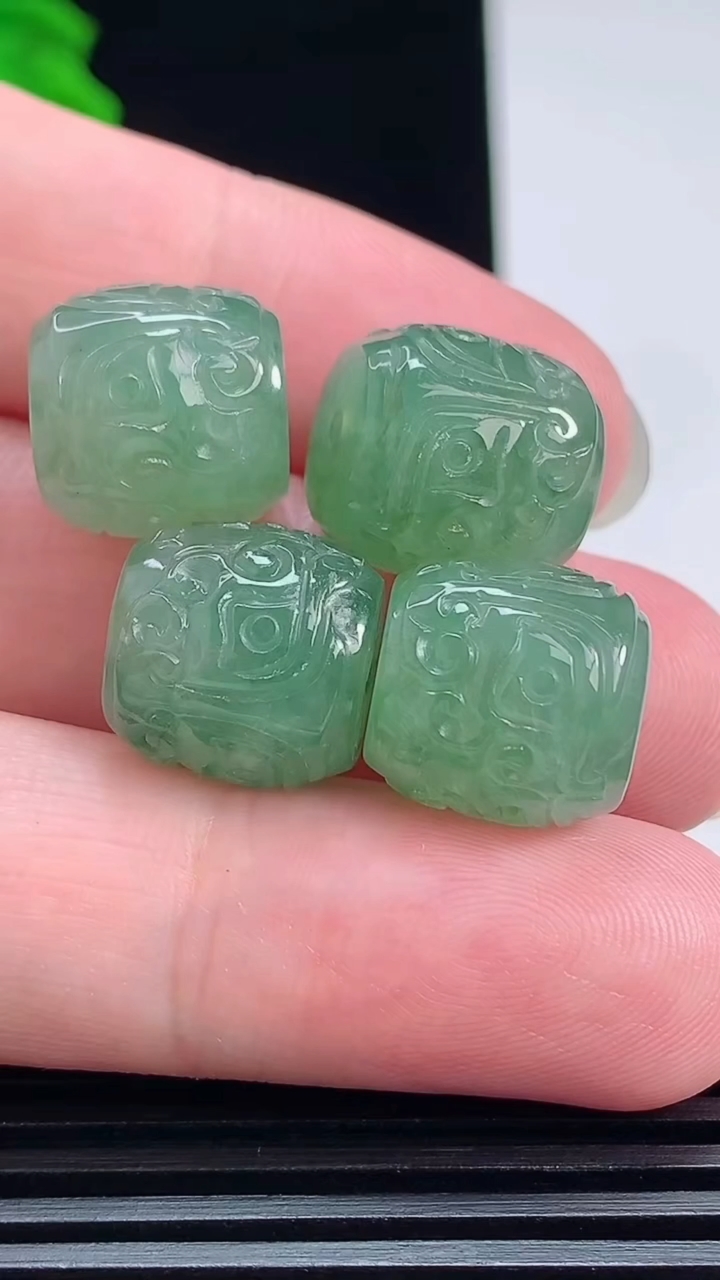 天然A货翡翠雕花路路通吊坠一手，尺寸13-13 重量:19.10g
7月20日
