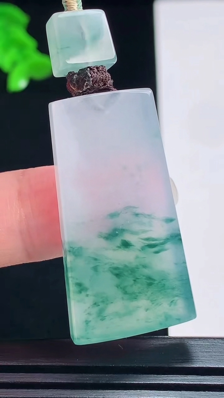 天然A货翡翠种飘花仿古无事牌吊坠，尺寸37-19.6-5.5 重量:13.29g
7月20日