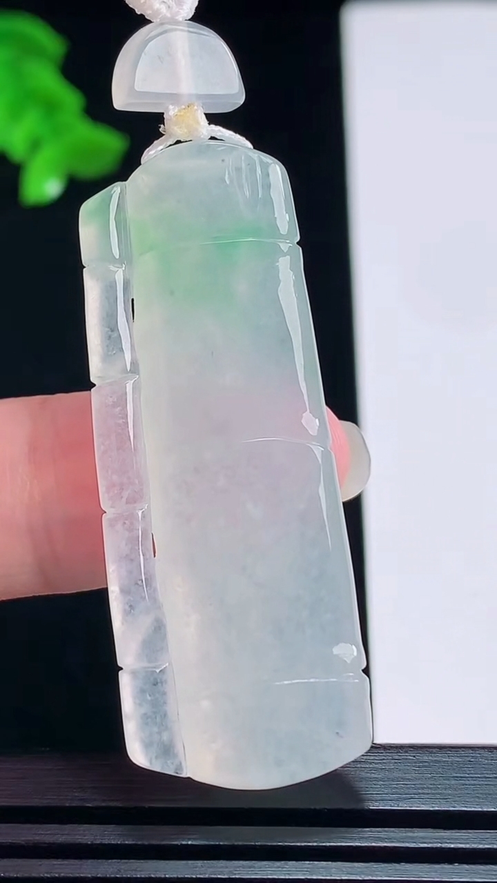 天然A货翡翠节节高升 竹节吊坠，尺寸46.5-17.3-6.8 重量:11.70g
7月20日