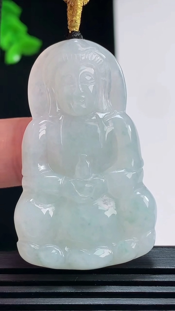 天然A货翡翠飘花正装观音吊坠，尺寸48-30-5.2 重量:17.02g  h172
7月20日