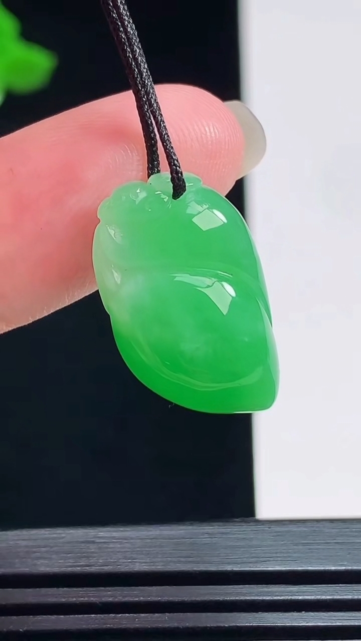 天然A货翡翠福瓜吊坠，尺寸21-13-7 重量:3.81g
7月20日