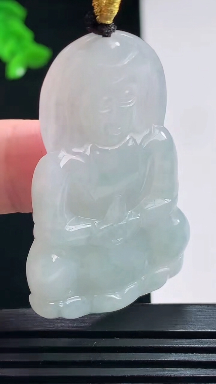 天然A货翡翠飘花正装观音吊坠，尺寸48-30-5.2 重量:17.02g  h172
7月20日