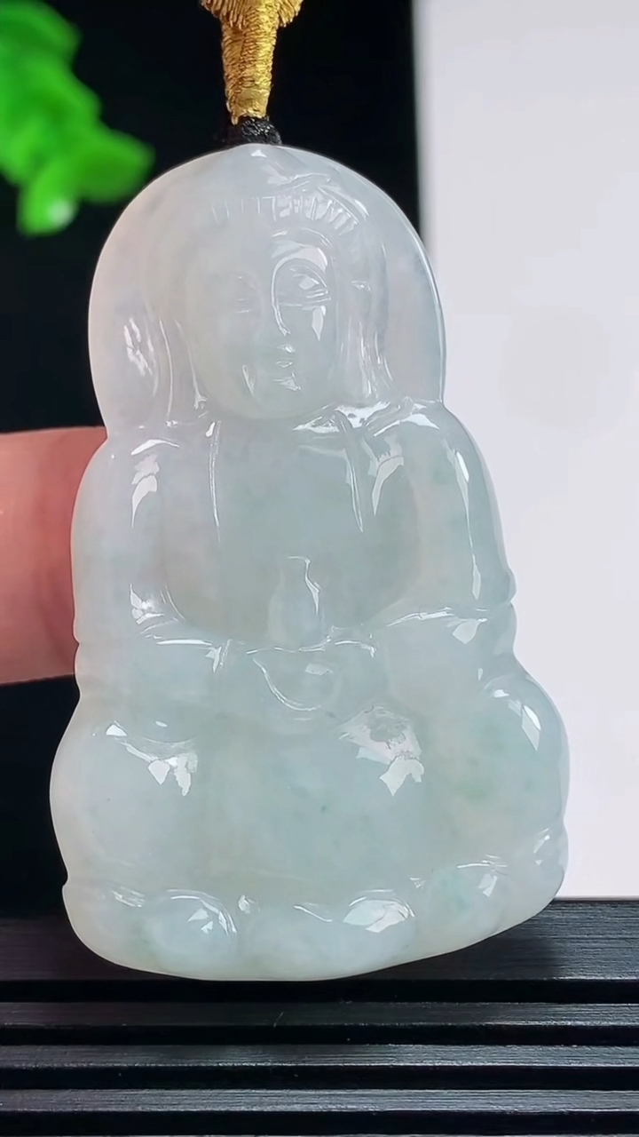 天然A货翡翠飘花正装观音吊坠，尺寸48-30-5.2 重量:17.02g  h172
7月20日