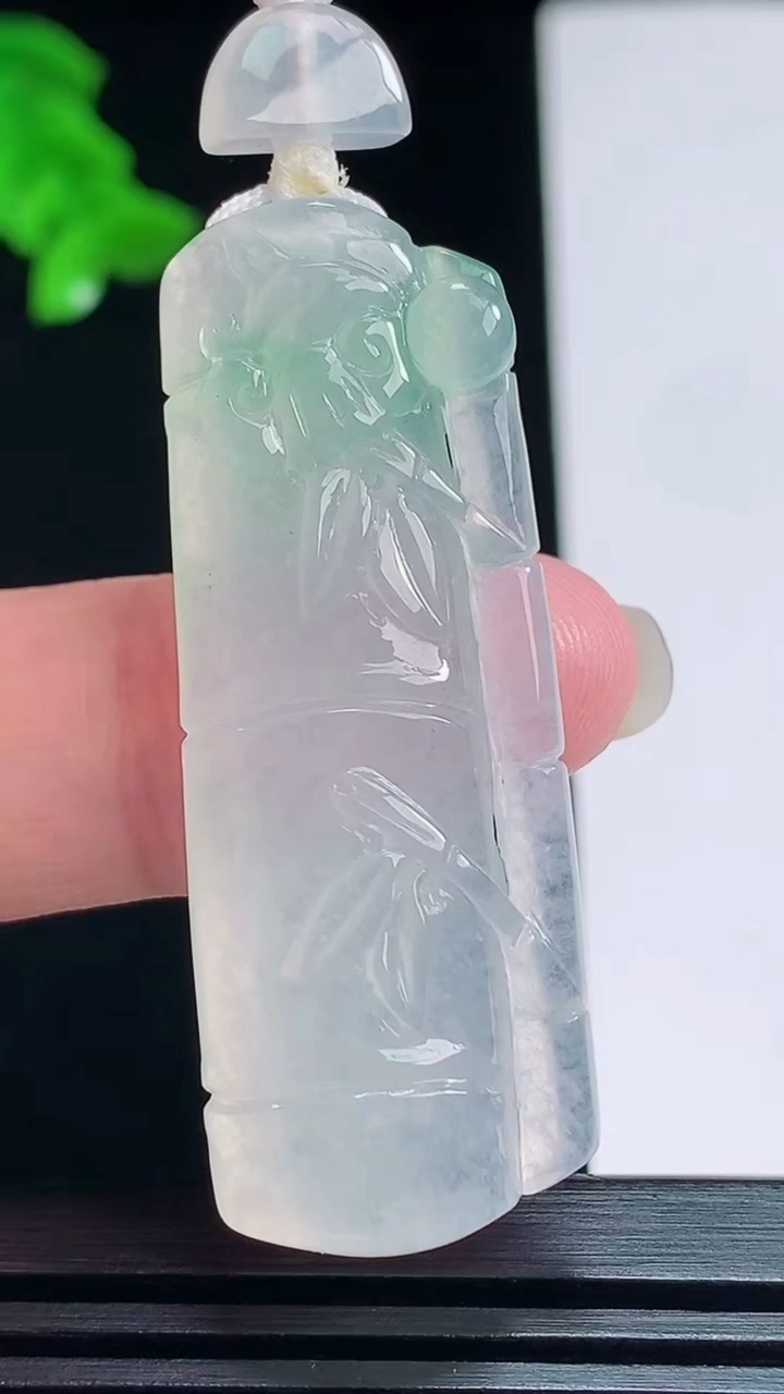 天然A货翡翠节节高升 竹节吊坠，尺寸46.5-17.3-6.8 重量:11.70g
7月20日