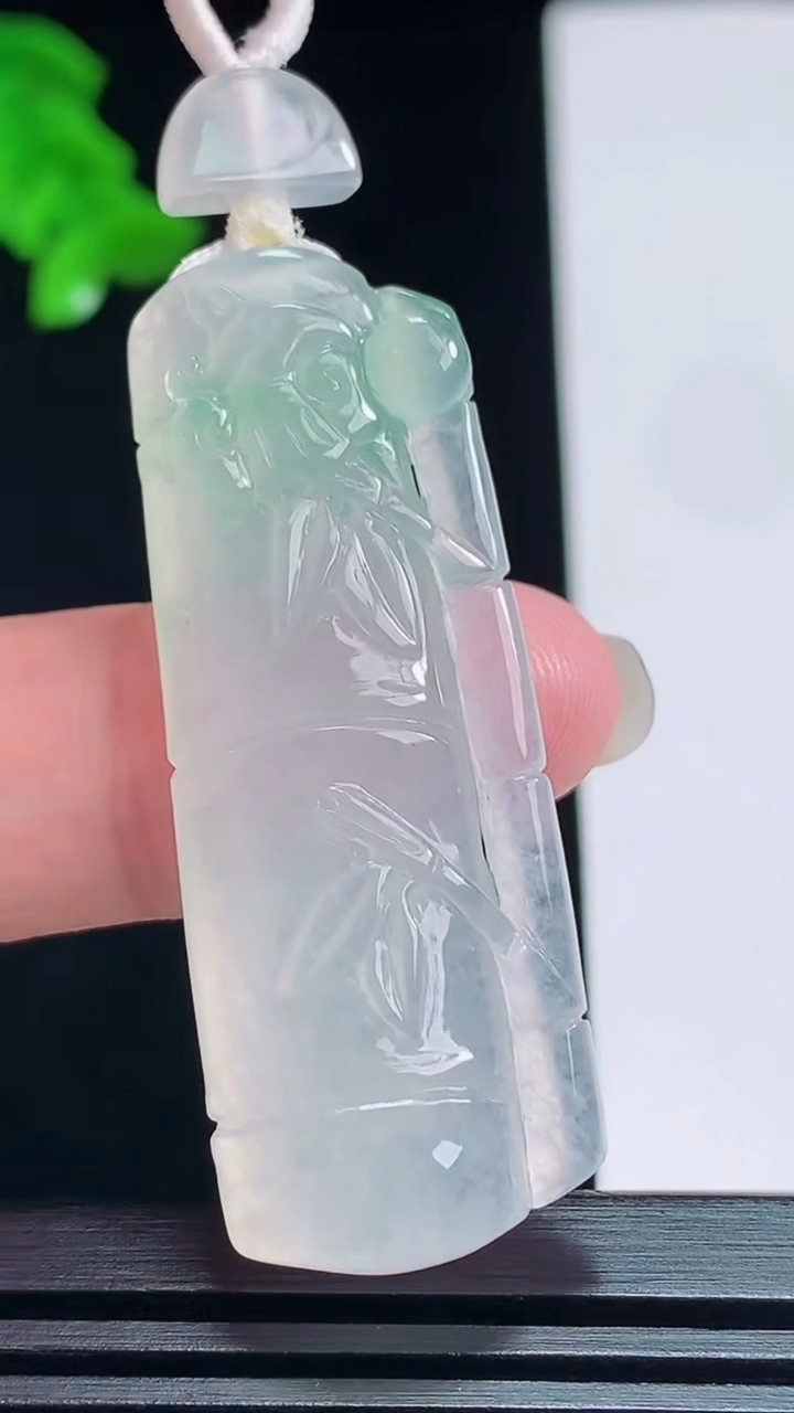 天然A货翡翠节节高升 竹节吊坠，尺寸46.5-17.3-6.8 重量:11.70g
7月20日