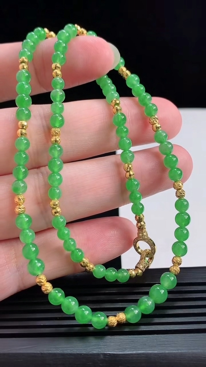 天然A货翡翠圆珠项链，尺寸4.2-74颗 重量:11.95g
7月20日
