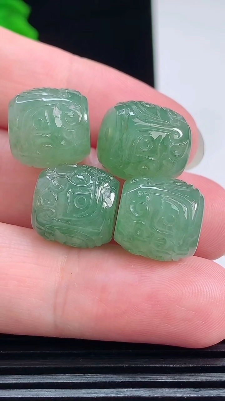 天然A货翡翠雕花路路通吊坠一手，尺寸13-13 重量:19.10g
7月20日