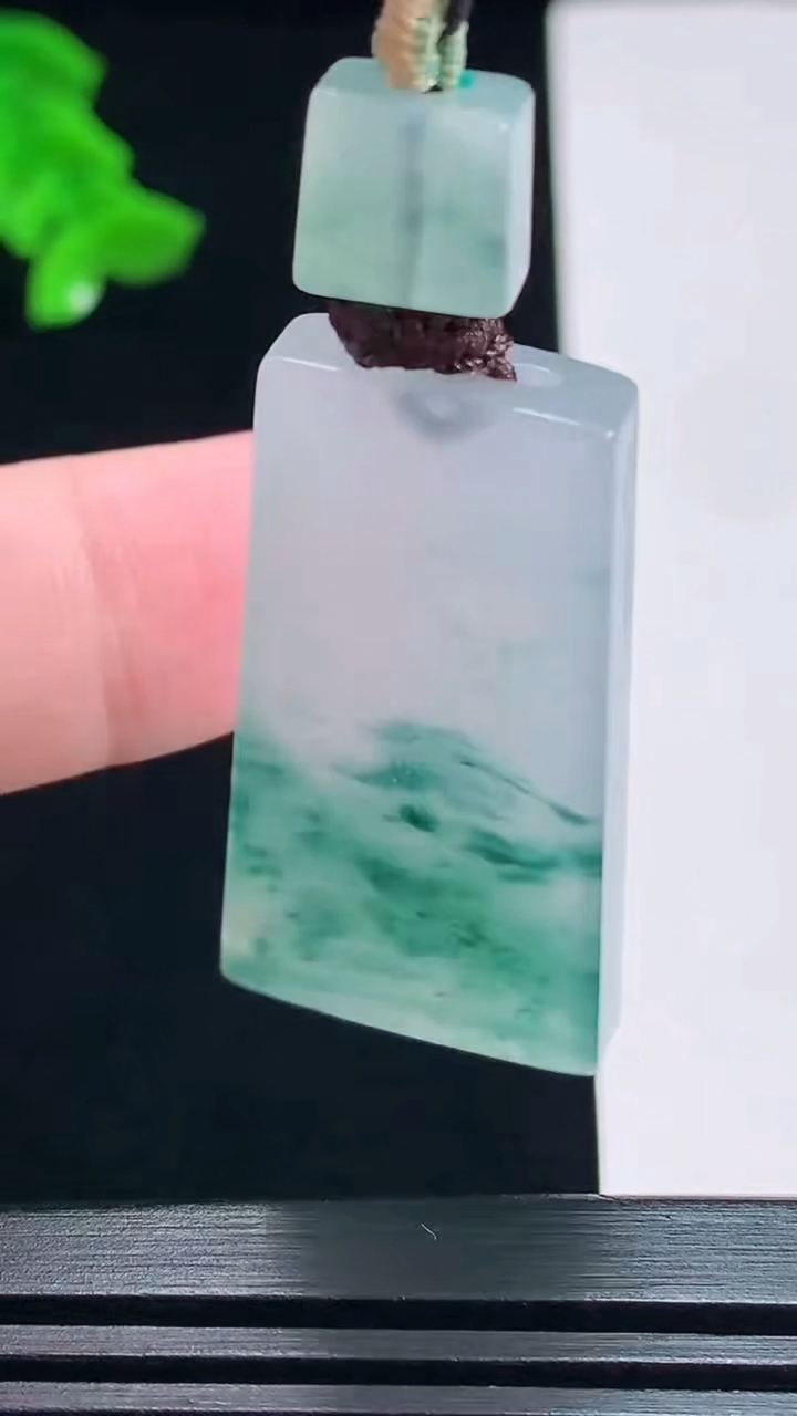 天然A货翡翠种飘花仿古无事牌吊坠，尺寸37-19.6-5.5 重量:13.29g
7月20日