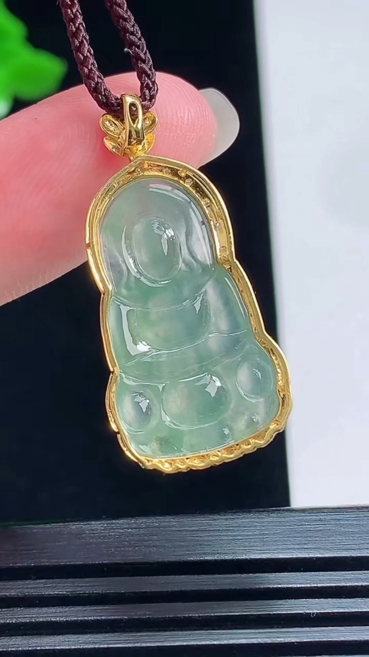 天然A货翡翠正装观音吊坠，尺寸31-15-6，裸石23-14 重量:2.93g
7月20日