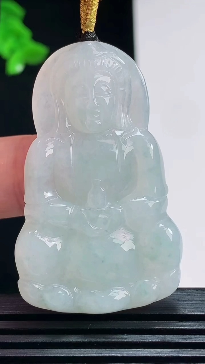 天然A货翡翠飘花正装观音吊坠，尺寸48-30-5.2 重量:17.02g  h172
7月20日