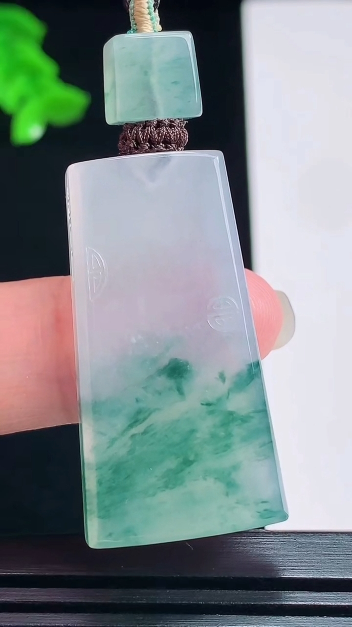 天然A货翡翠种飘花仿古无事牌吊坠，尺寸37-19.6-5.5 重量:13.29g
7月20日