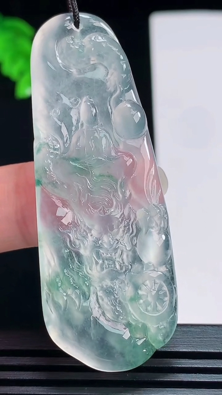 天然A货翡翠种飘花御龙悟道佛吊坠，尺寸60-22.6-5 重量:14.13g
7月20日