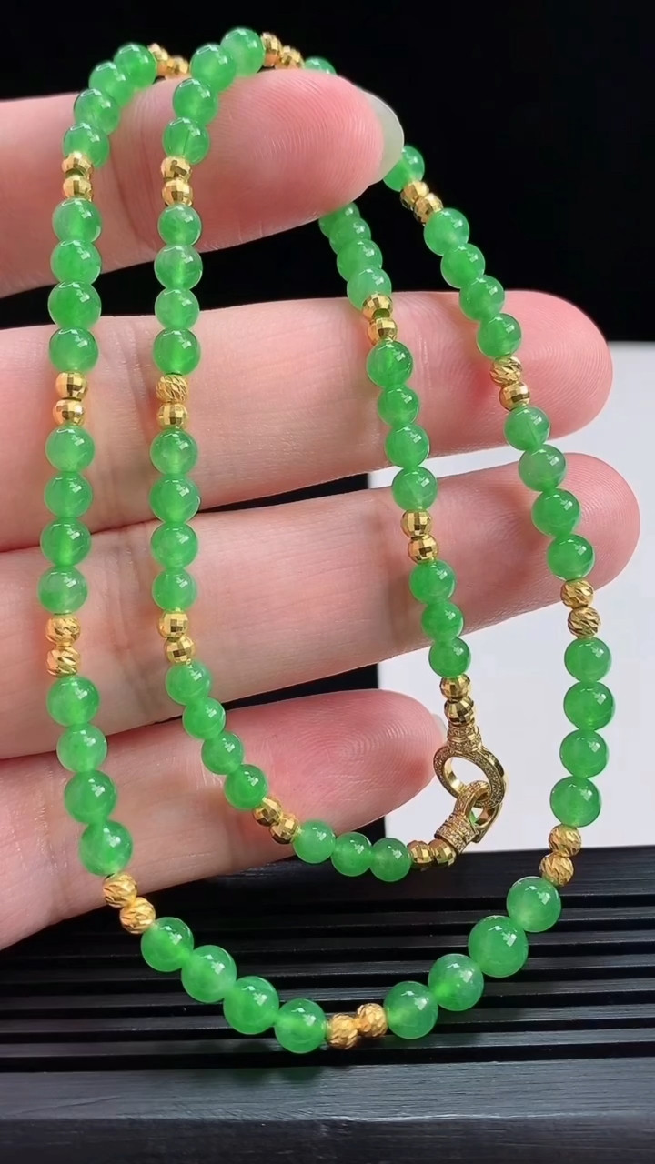 天然A货翡翠圆珠项链，尺寸4.2-74颗 重量:11.95g
7月20日