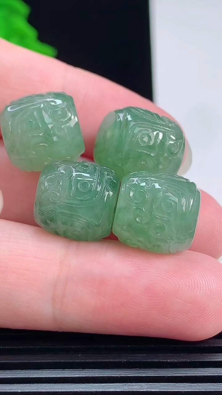 天然A货翡翠雕花路路通吊坠一手，尺寸13-13 重量:19.10g
7月20日