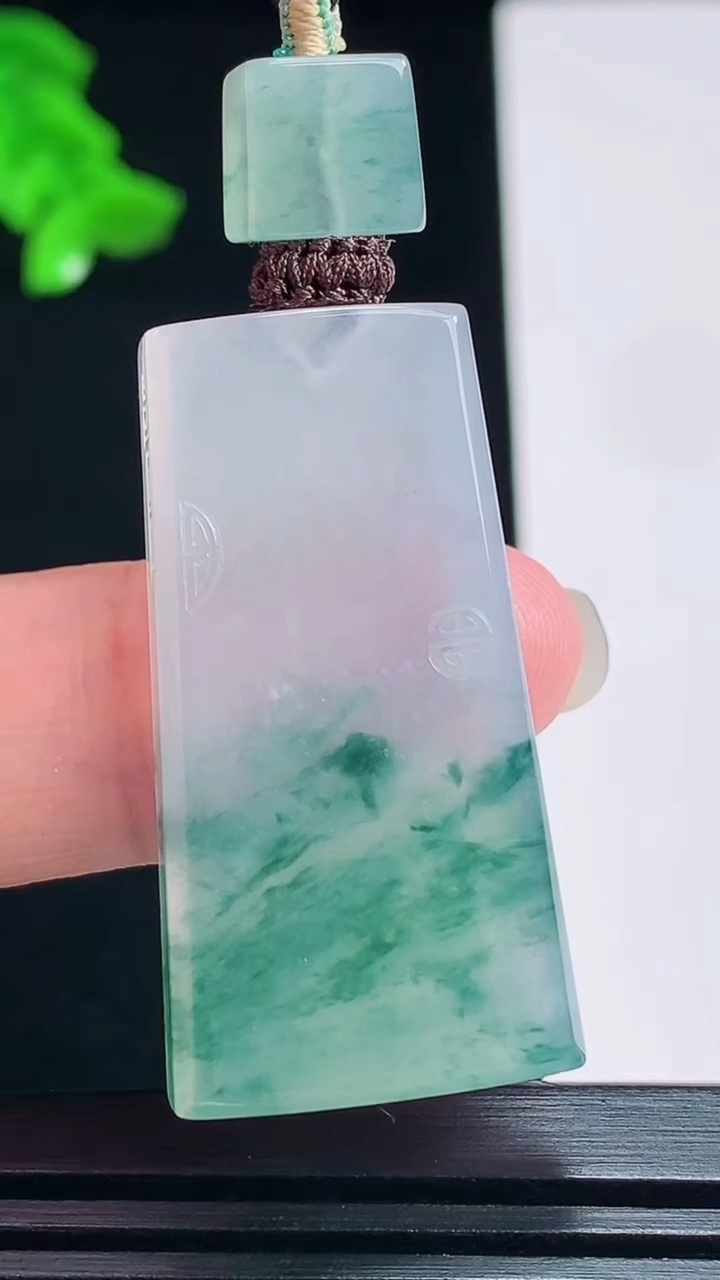 天然A货翡翠种飘花仿古无事牌吊坠，尺寸37-19.6-5.5 重量:13.29g
7月20日