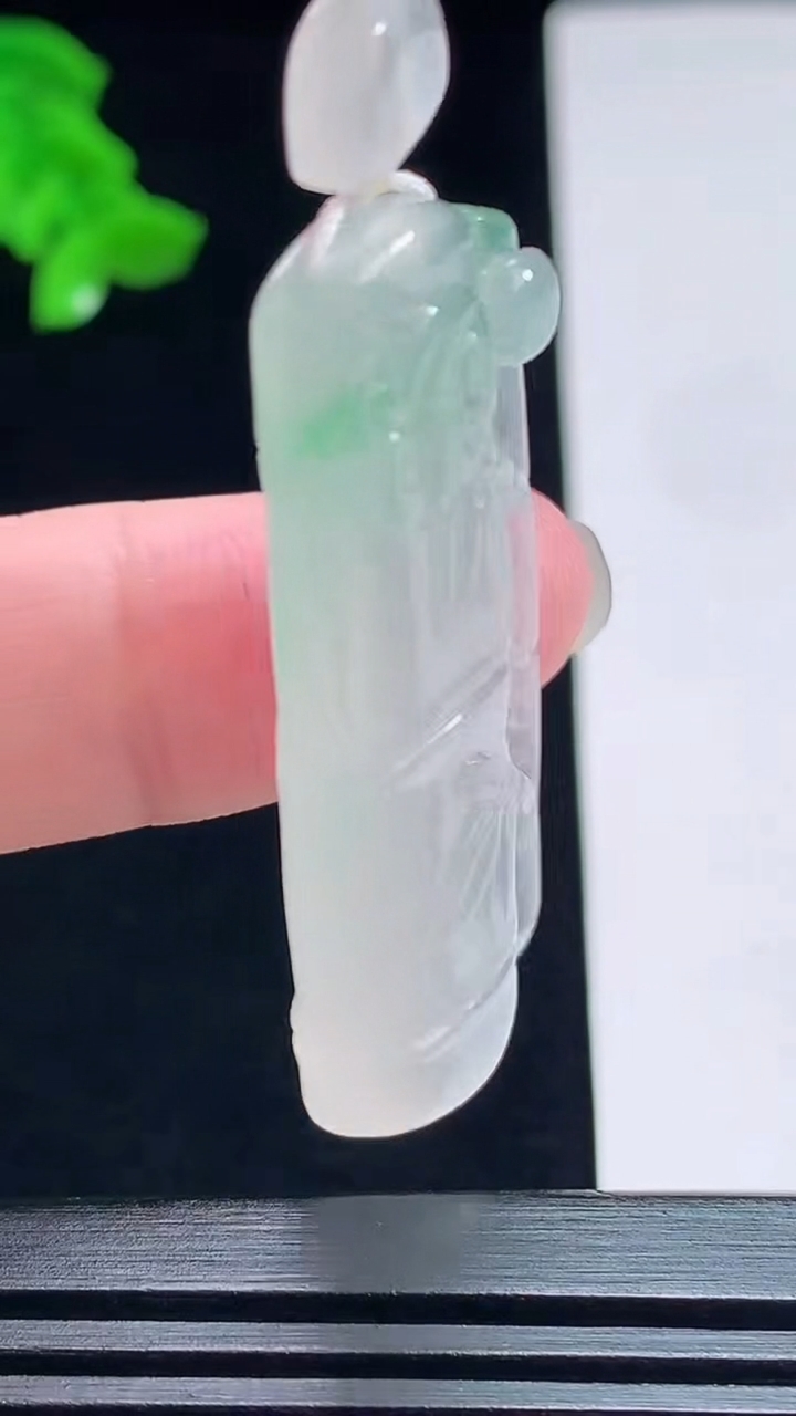 天然A货翡翠节节高升 竹节吊坠，尺寸46.5-17.3-6.8 重量:11.70g
7月20日