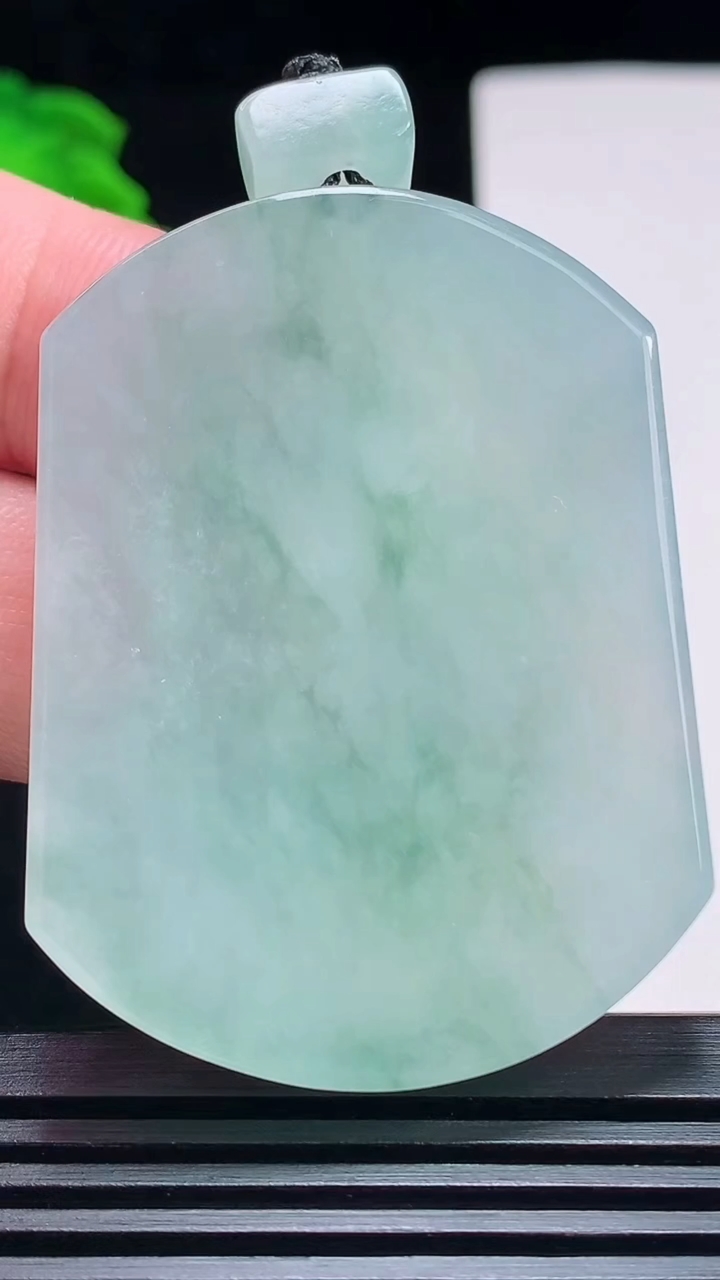 天然A货翡翠冰种飘花无事牌吊坠，尺寸51-38.5-5.5 重量:33.77g
7月20日