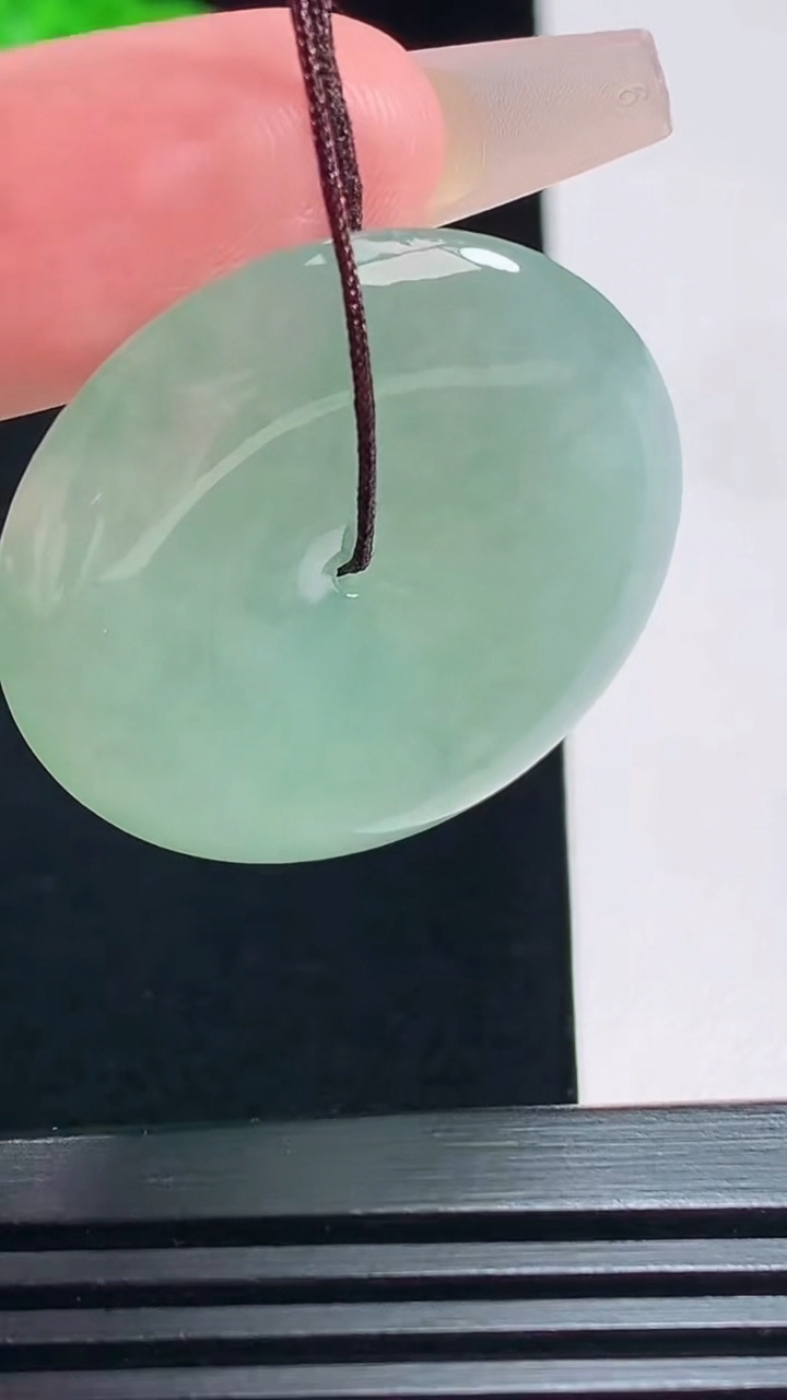 天然A货翡翠平安扣吊坠，尺寸32.2-5.5 重量:12.14g
7月20日