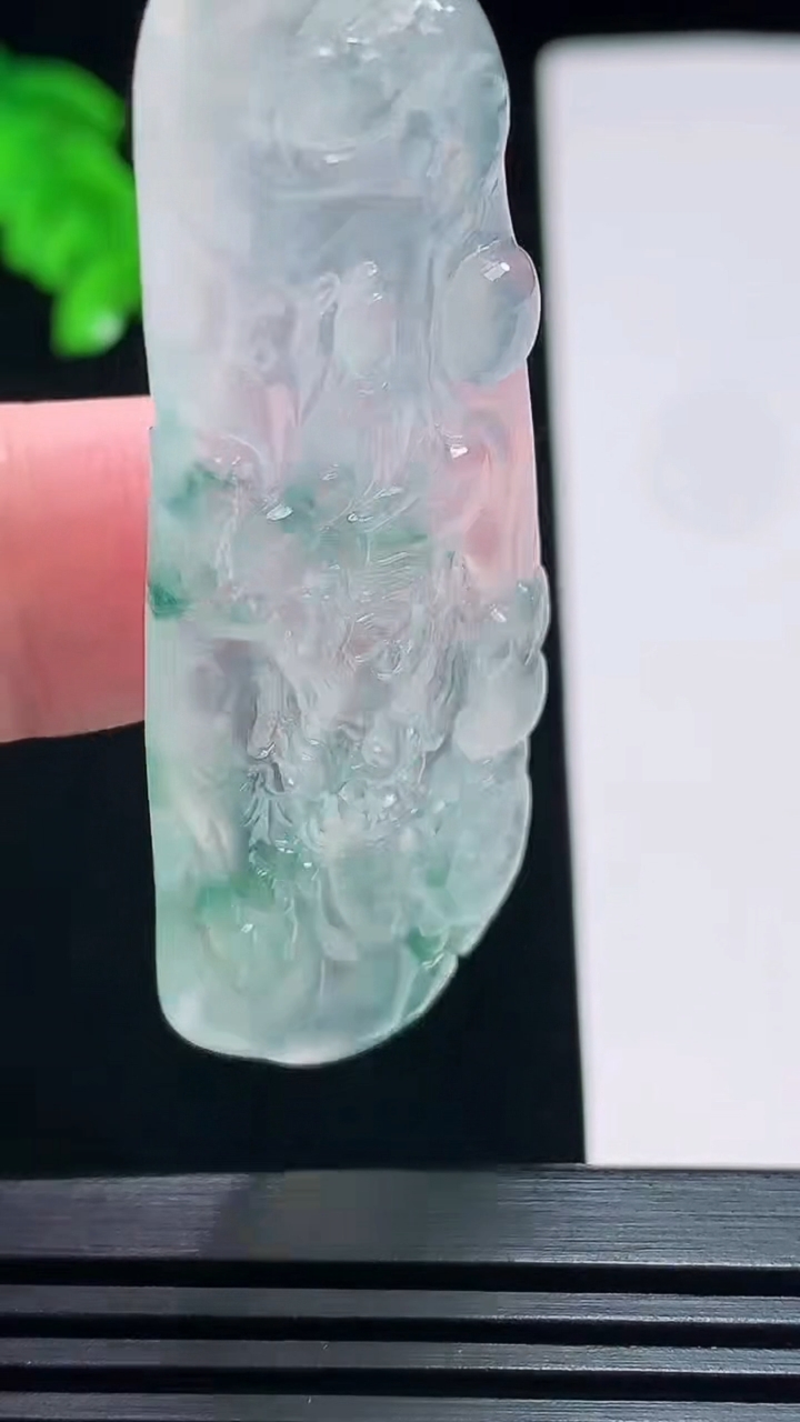 天然A货翡翠种飘花御龙悟道佛吊坠，尺寸60-22.6-5 重量:14.13g
7月20日