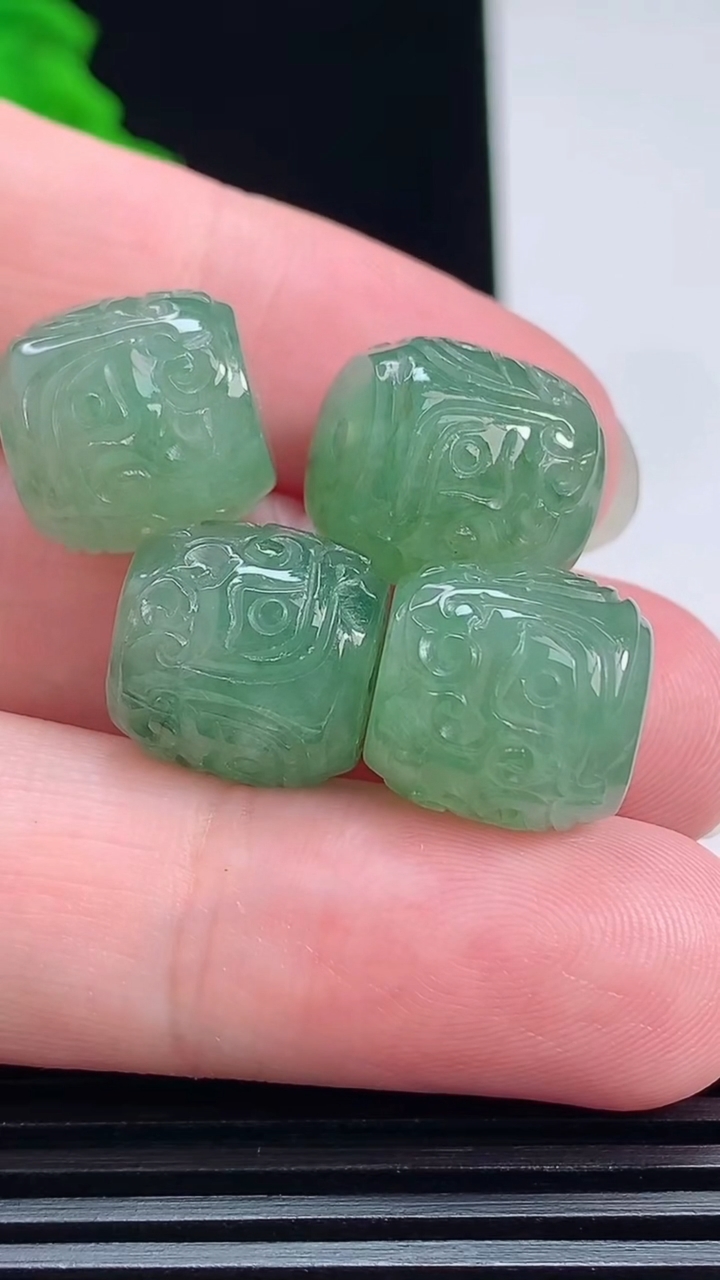 天然A货翡翠雕花路路通吊坠一手，尺寸13-13 重量:19.10g
7月20日