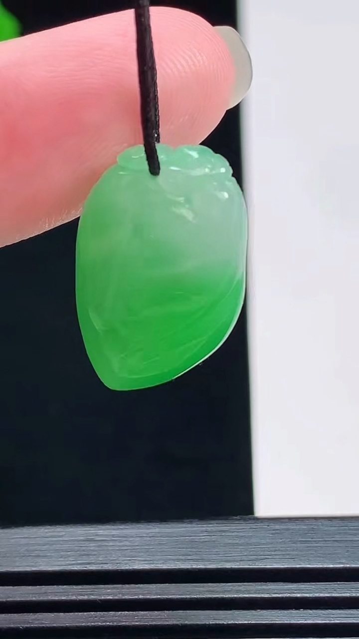 天然A货翡翠福瓜吊坠，尺寸21-13-7 重量:3.81g
7月20日