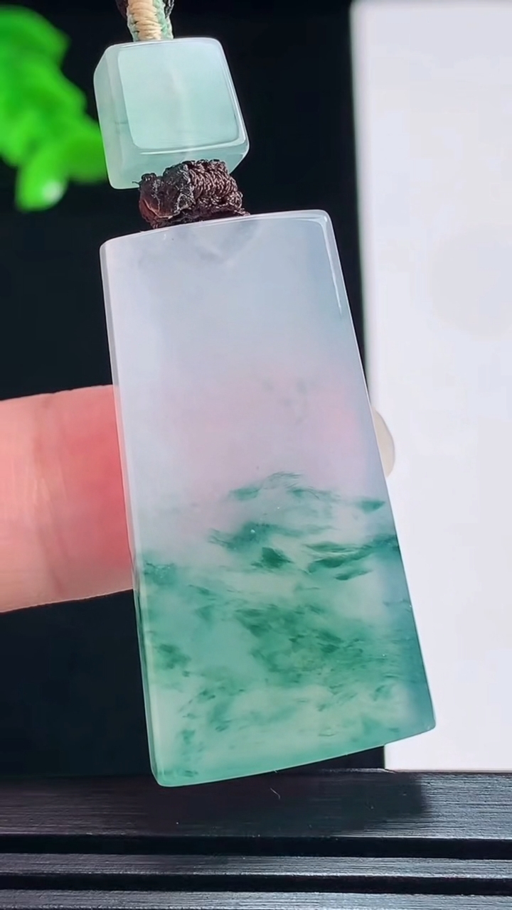 天然A货翡翠种飘花仿古无事牌吊坠，尺寸37-19.6-5.5 重量:13.29g
7月20日