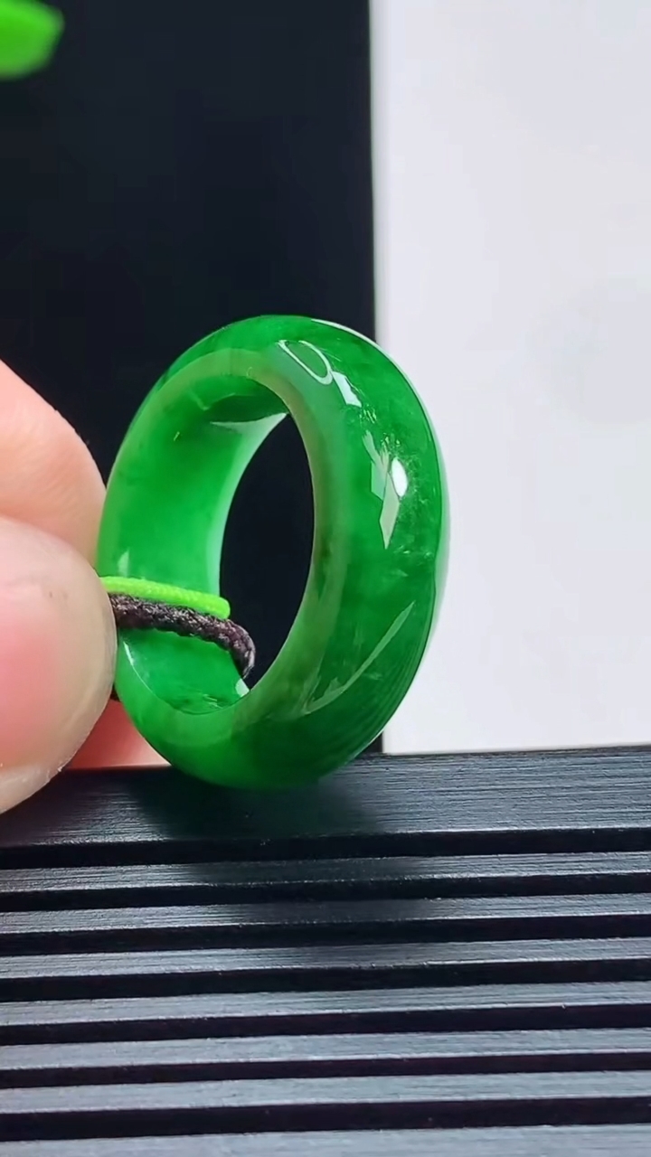 天然A货翡翠玉指环 戒指，尺寸16.2-7.2-4.2 重量:5.81g2026年7月20日
工厂直