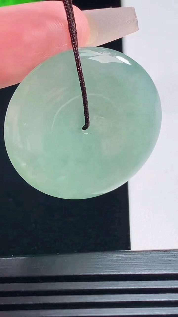 天然A货翡翠平安扣吊坠，尺寸32.2-5.5 重量:12.14g
7月20日