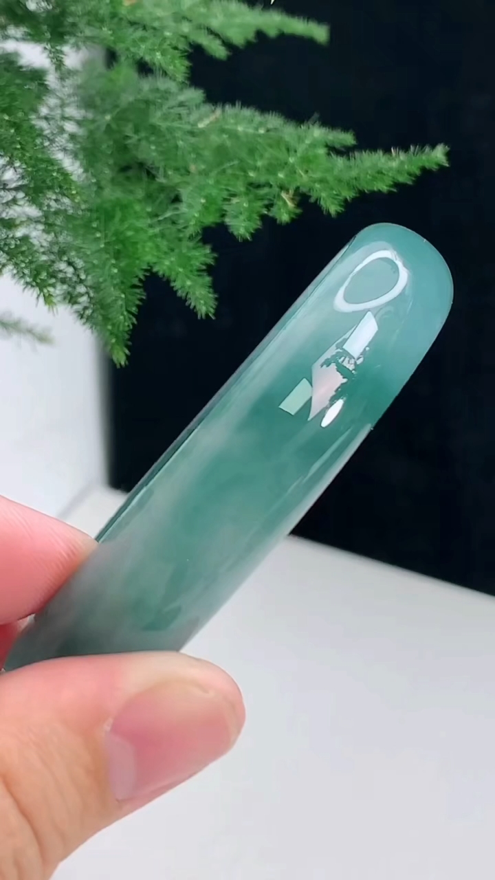 圈口61-62翡翠a货蓝水宽边大圈口手镯尺寸61.5-13.5-6 重:48.95g  h5617月21日