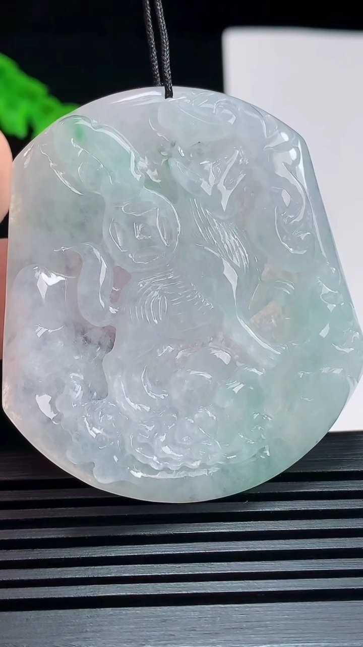 天然A货翡翠生肖狗牌吊坠，尺寸52-46.5-5.8 重量:26.97g
7月21日