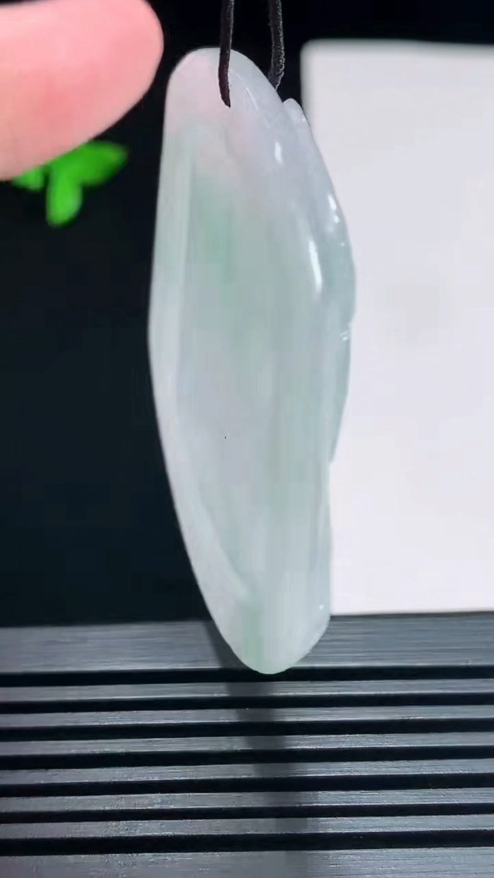 天然A货翡翠生肖狗牌吊坠，尺寸52-46.5-5.2 重量:25.56g
7月21日
