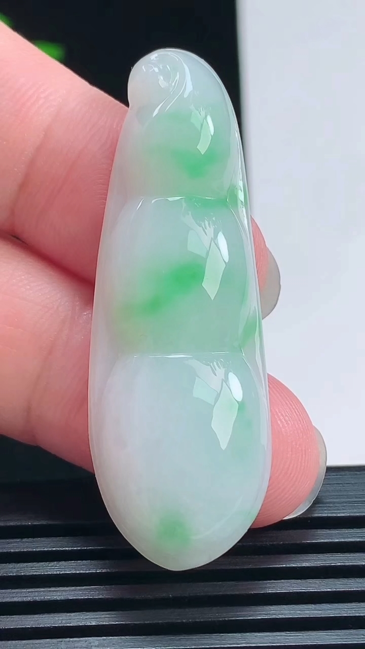 天然A货翡翠福豆吊坠，尺寸49.6-17-6 重量:9.00g
7月21日