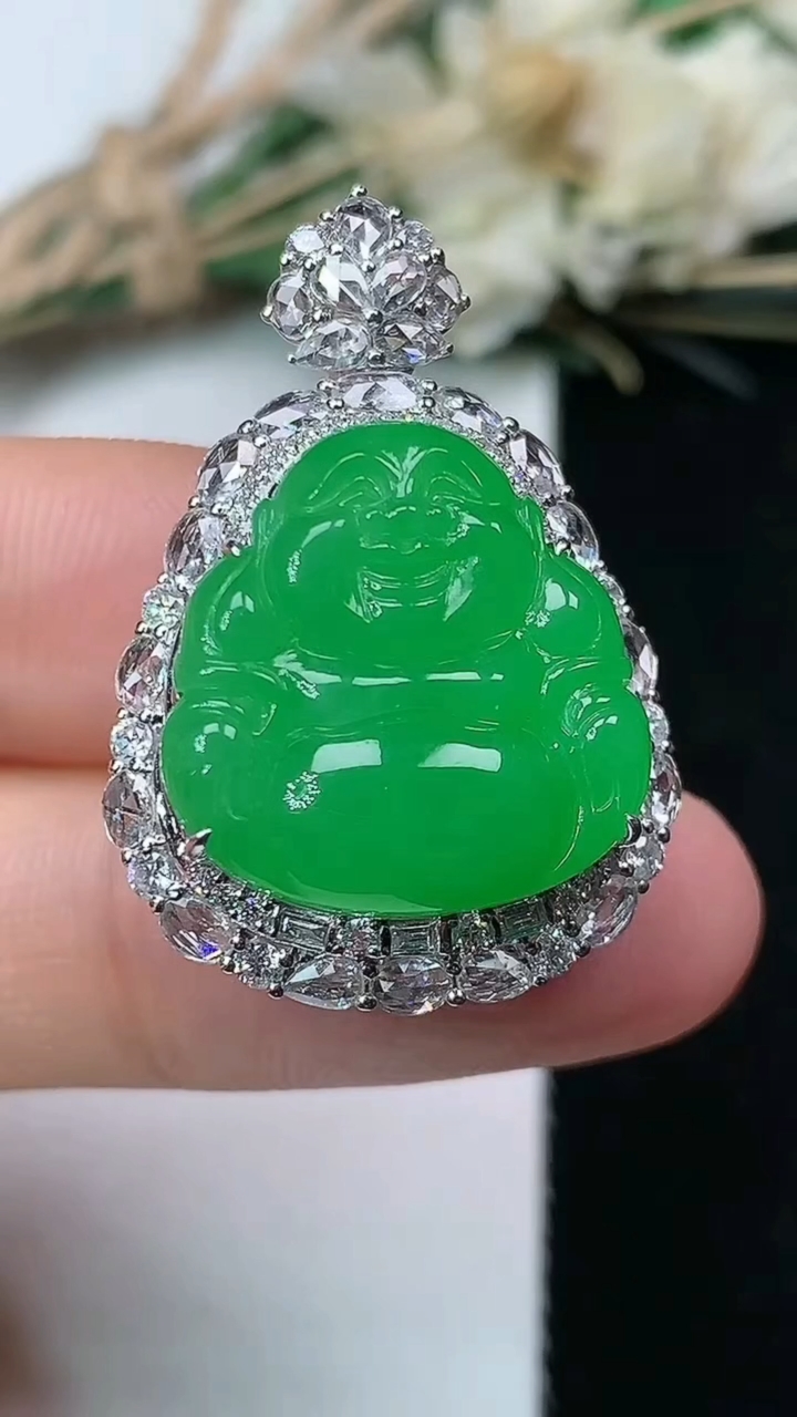 天然A货翡翠佛公吊坠，尺寸30.9-21.2-12.8，裸石17.4-17，重量:8.00g
7月2