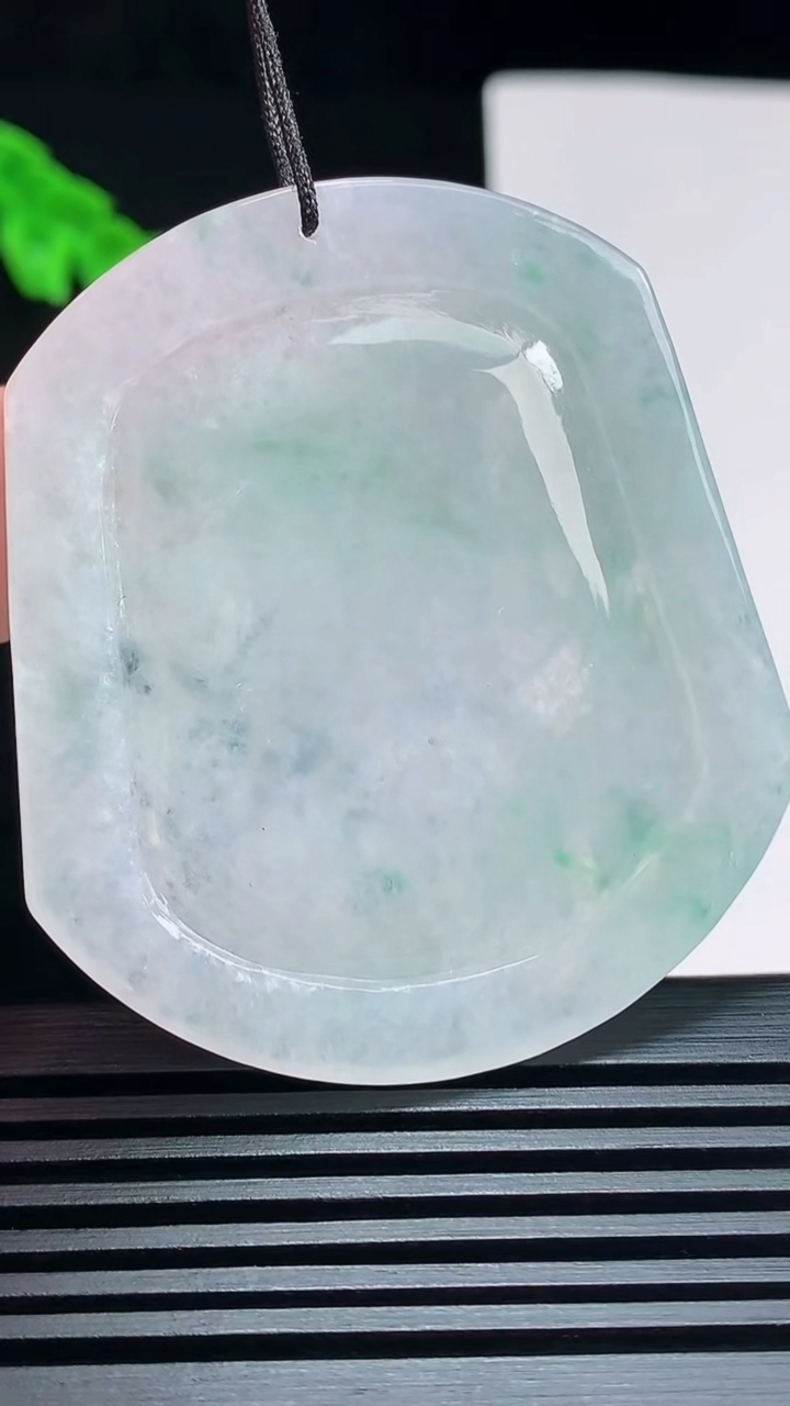 天然A货翡翠生肖狗牌吊坠，尺寸52-46.5-5.2 重量:25.56g
7月21日