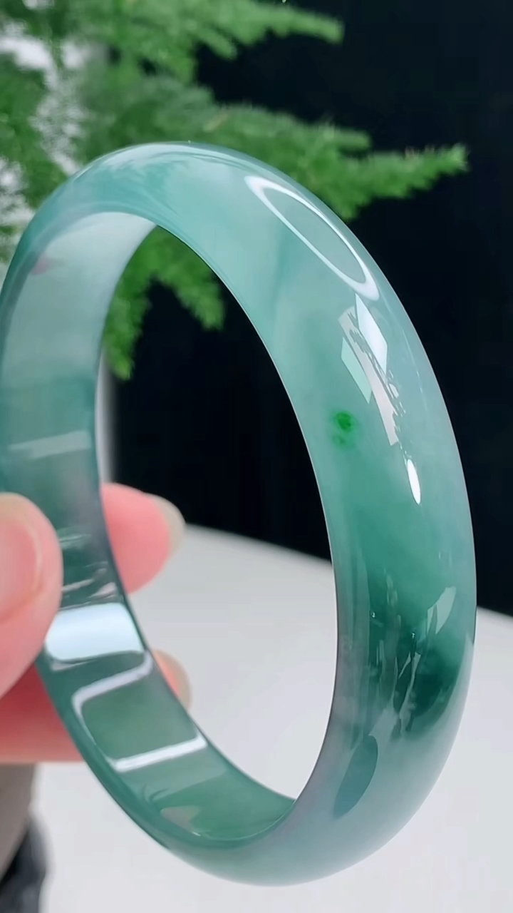 圈口61-62翡翠a货蓝水宽边大圈口手镯尺寸61.5-13.5-6 重:48.95g  h5617月21日