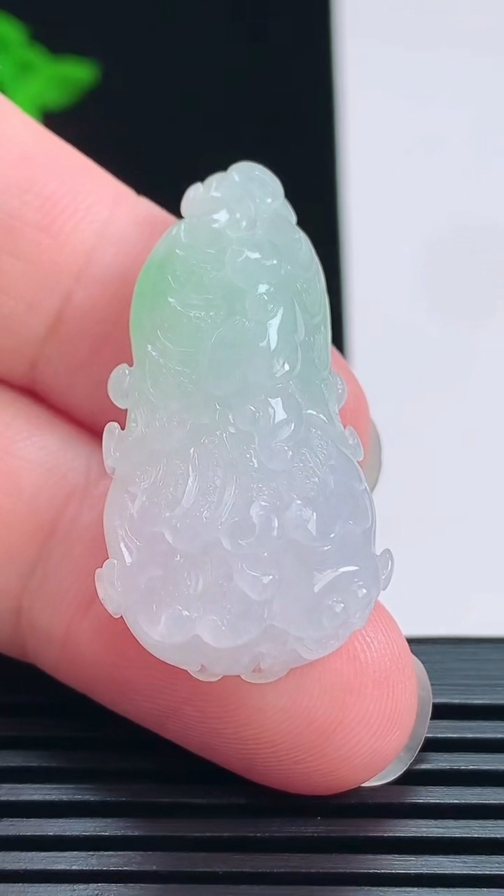天然A货翡翠白菜吊坠，尺寸36.6-19.6-11 重量:11.52g
7月21日