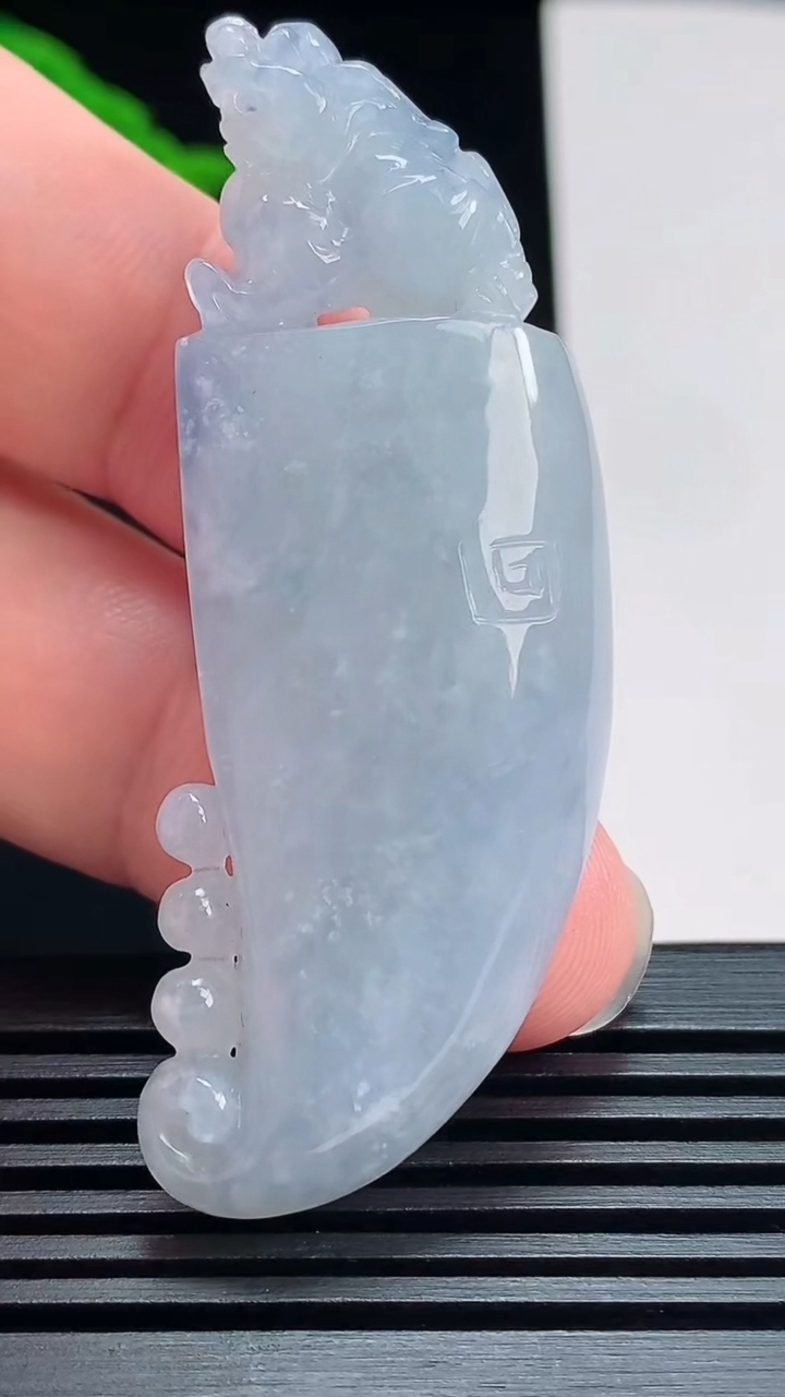 天然A货翡翠紫罗兰龙牙吊坠，尺寸60.5-22-9.5 重量:23.59g
7月21日