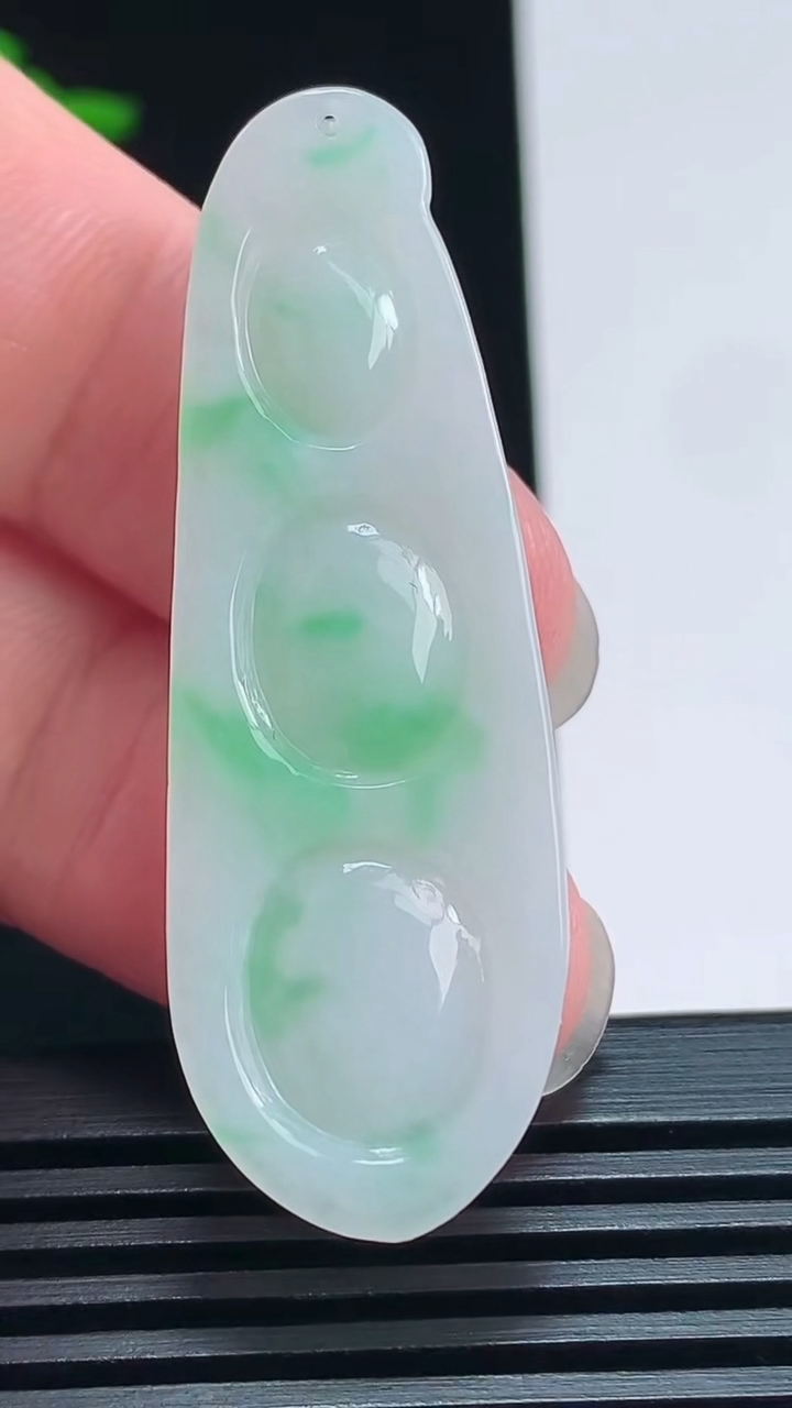 天然A货翡翠福豆吊坠，尺寸49.6-17-6 重量:9.00g
7月21日