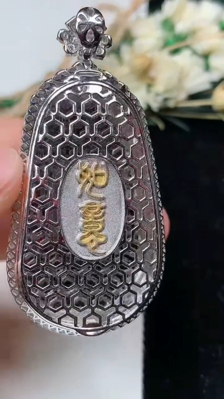 天然A货翡翠如意吊坠，尺寸55.8-27.5-11，裸石41.7-24.4，重量:19.66g
7月21日