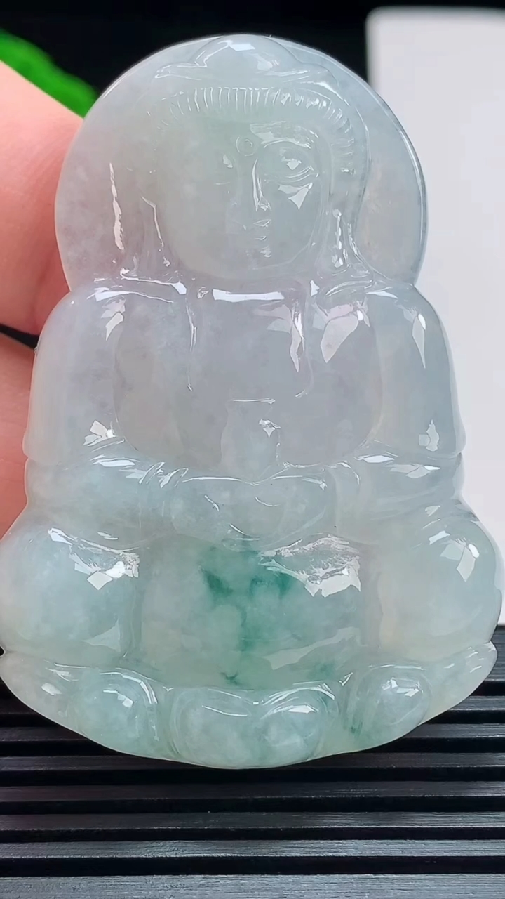 天然A货翡翠飘花正装观音吊坠，尺寸56.2-40-6.2 重量:25.48g
7月21日