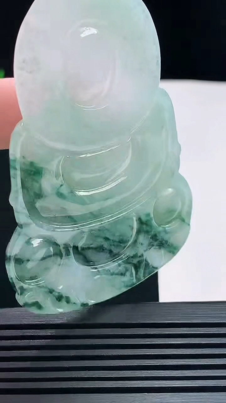 天然A货翡翠飘花正装观音吊坠，尺寸72.5-49-5.8 重量:35.58g
7月21日