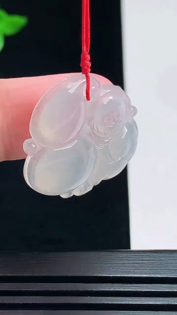 天然A货翡翠灵猴献瑞吊坠，尺寸28-25.5-4.2 重量:5.05g
7月21日