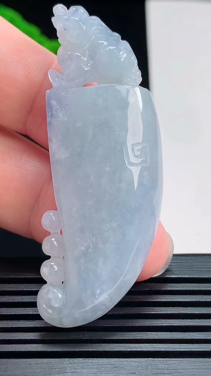 天然A货翡翠紫罗兰龙牙吊坠，尺寸60.5-22-9.5 重量:23.59g
7月21日